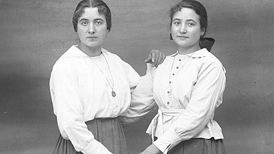 Memoria y diversidad en doce fotografías: la valla del Muséu del Pueblu d'Asturies se transforma este 8M