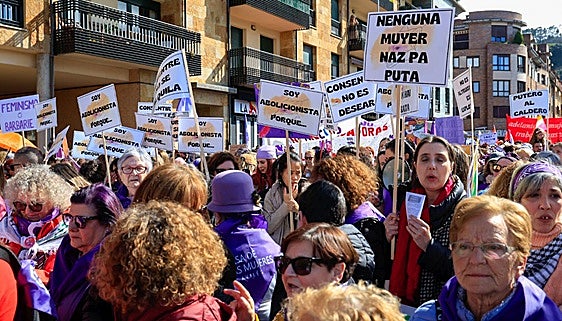 Villaviciosa y Asturias marchan por la igualdad el Día de la Mujer: las fotos de la manifestación del 8M