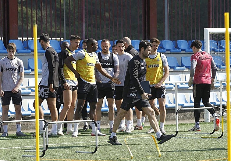 Cayarga ya se ejercita con normalidad, Viti está listo y Osky se entrena al margen en el Real Avilés