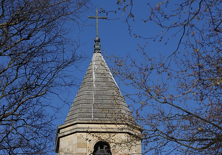 El pináculo de la iglesia de San Pedro de Gijón será seccionado y cambiado por otro de menor peso e igual aspecto