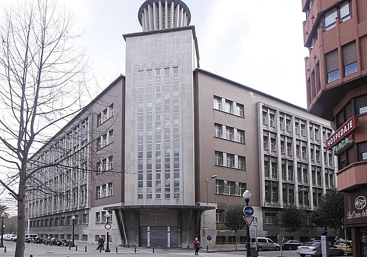 El edificio de Prendes Pando, cerrado en Gijón en 2013, agotará el mandato municipal sin planes de futuro