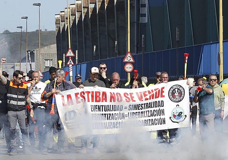 27 estibadores del Puerto de Avilés registran el último día de plazo la solicitud de subrogación para mantener su empleo