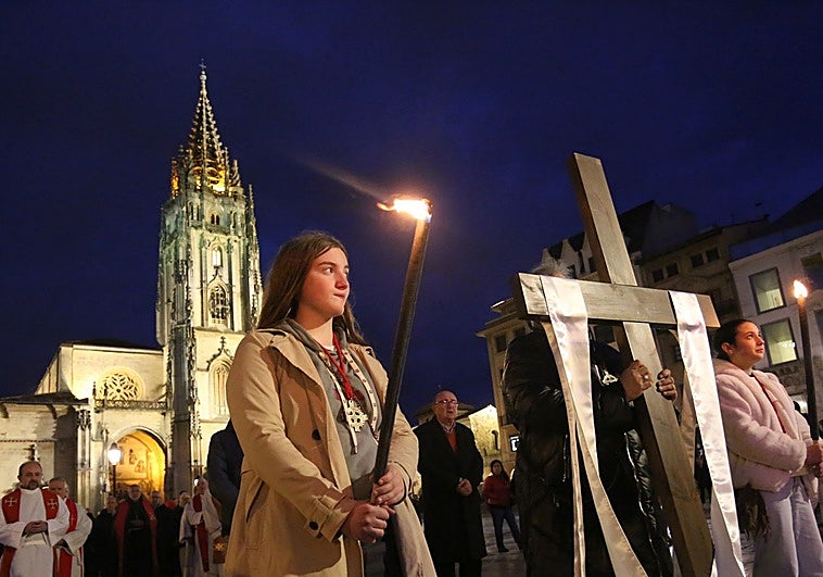 El Viacrucis ilumina el Viernes de Dolores en Oviedo