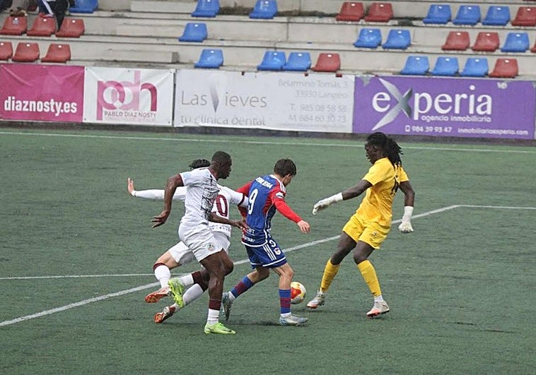 El Langreo no levanta el pie y se aleja de la zona de peligro