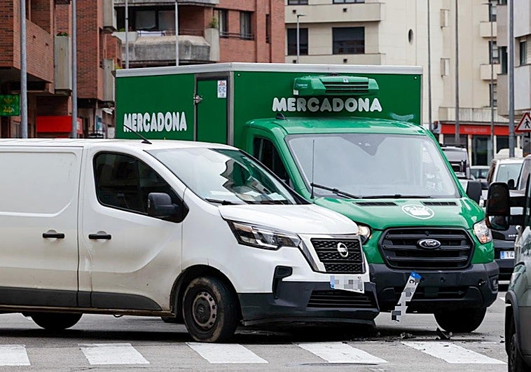Un herido tras el accidente entre un camión de reparto y una furgoneta en Gijón