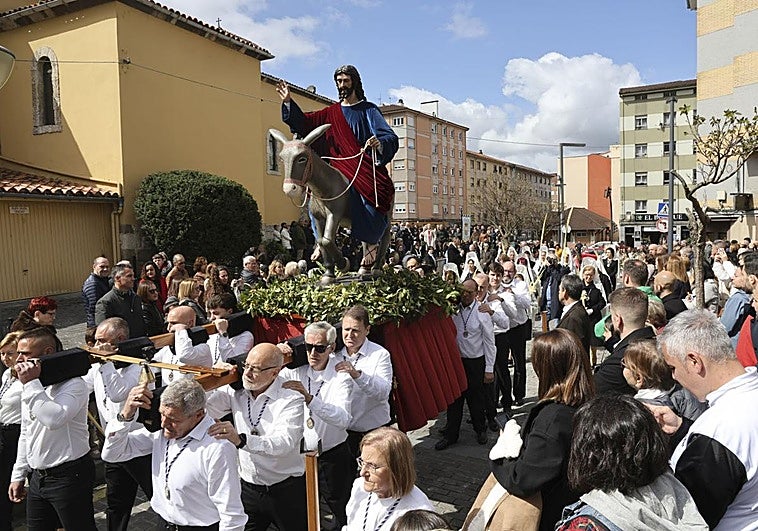 Lugones demuestra su devoción por la Semana Santa en la procesión de la Borriquilla