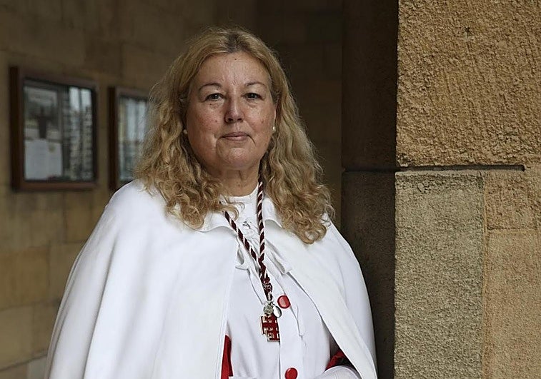 Ángeles Vázquez, jefa de porteadores del Santo Sepulcro: «Dudé porque era un mundo de hombres, pero me acogieron con mucho cariño»