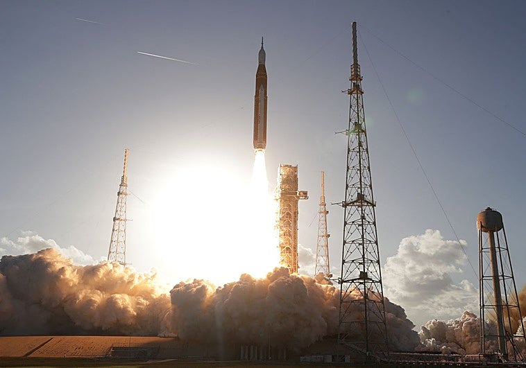 Las cinco noticias que no te puedes perder: la Humanidad vuelve a la Luna, Asturias se llena por Semana Santa...