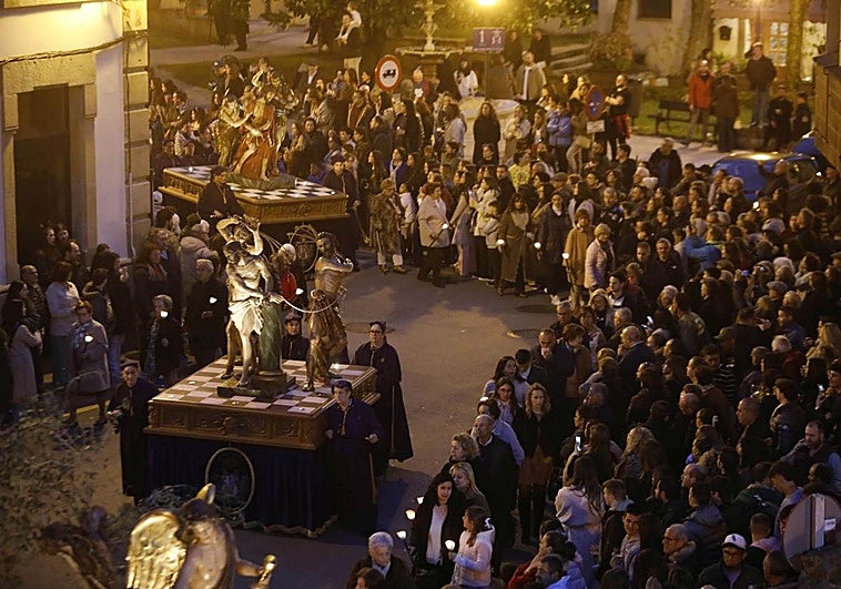 La procesión del Calvario llena Villaviciosa