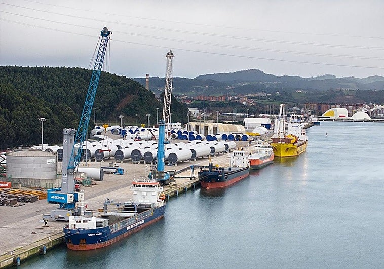 La huelga de estibadores causa pérdidas millonarias al Puerto de Avilés y a las empresas