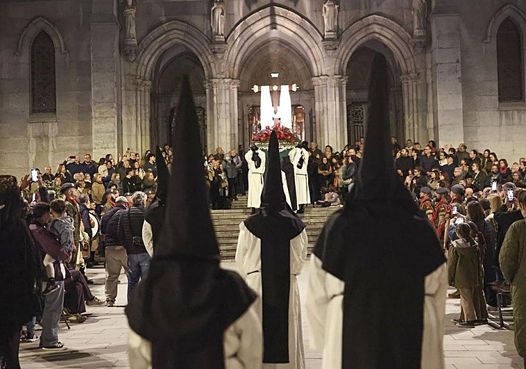 Una multitud en recogimiento en Avilés