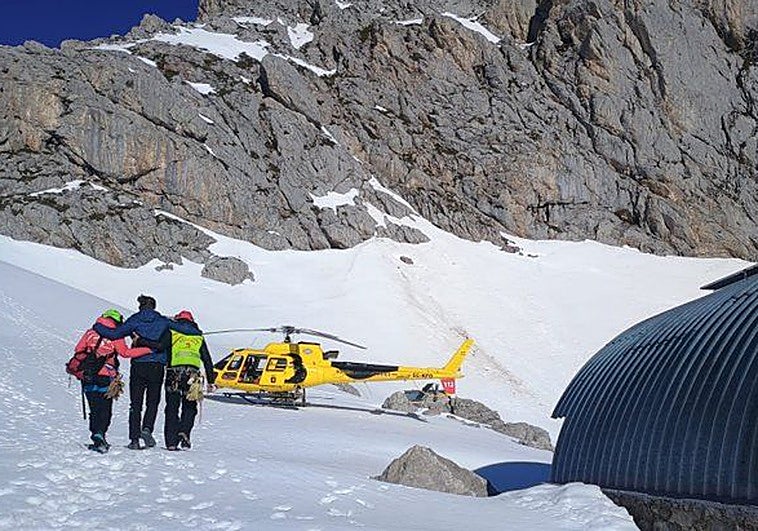Rescatan con el helicóptero a un montañero que se había hecho un esguince en el pie en los Picos de Europa
