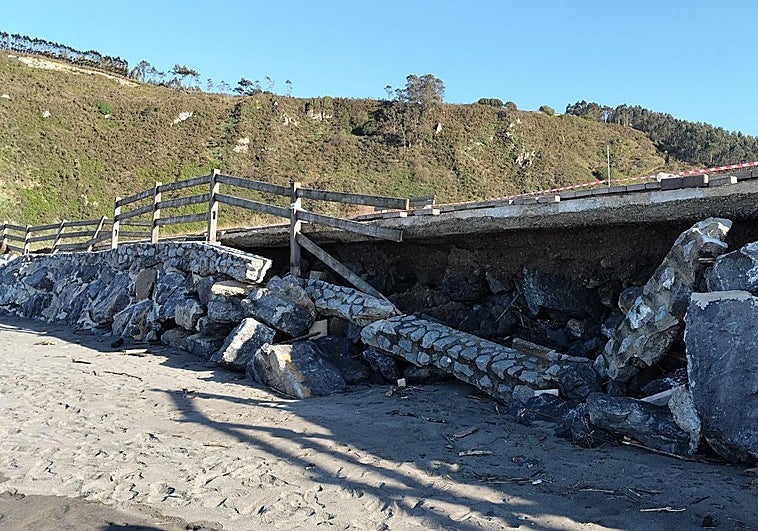 Así está el paseo de la playa de Los Quebrantos, arrasado por el mar