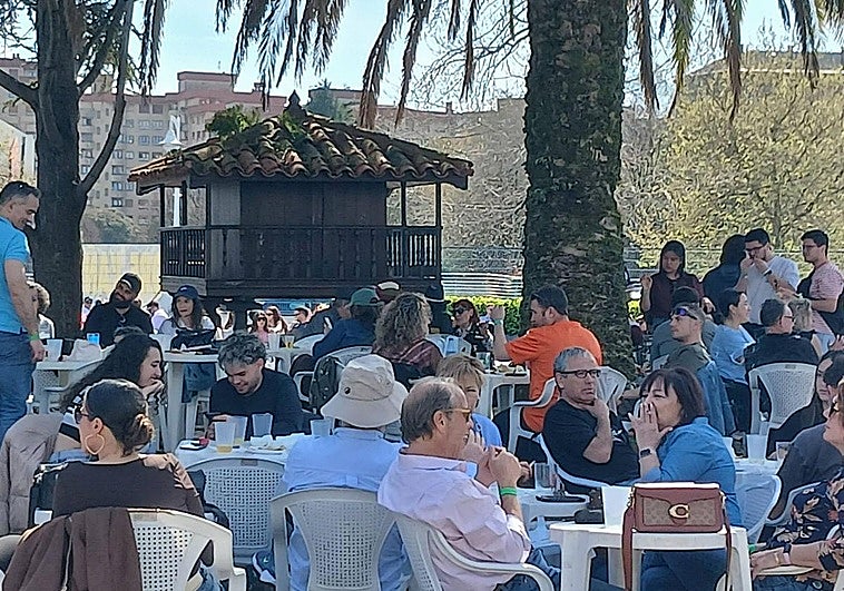 La Primer Sidre, que se celebra en el recinto ferial de Gijón, abre sus puertas a los usuarios de bicicletas