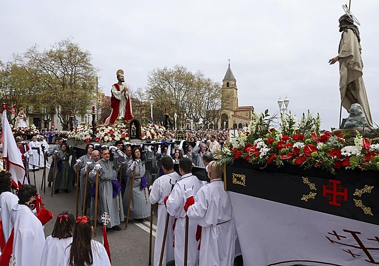 Baño de masas a orillas del mar para celebrar la Resurrección en Gijón