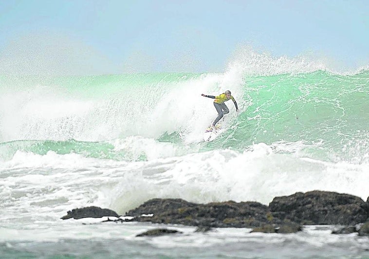Yago Domínguez y Julieta Rodríguez se coronan en el memorial Petter Guley de surf en Tapia