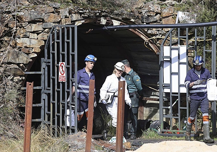 El Principado se compromete a «revisar» la normativa sobre transmisiones de derechos mineros y «endurecer» los permisos