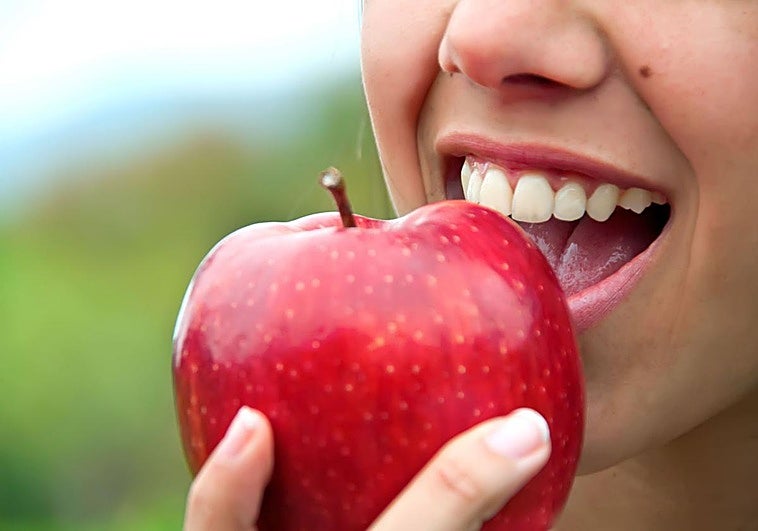 Trucos para evitar que se oxide la manzana si tardas en hincarle el diente
