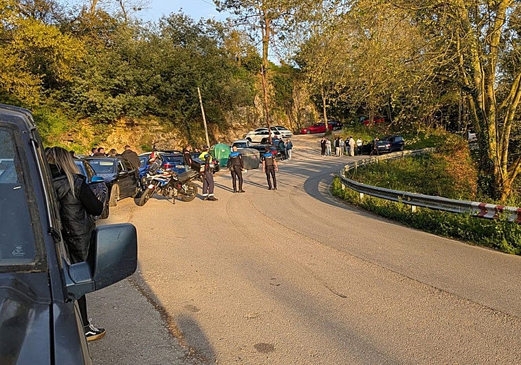 Un nuevo accidente en Somió, en Gijón, colma la paciencia vecinal