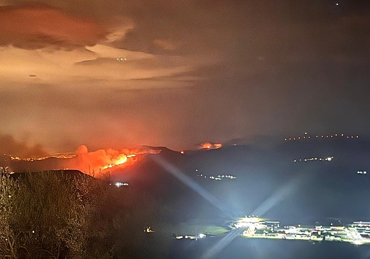 Los alcaldes de los concejos afectados piden «responsabilidad a la gente» para que «no queme con este aire caliente»
