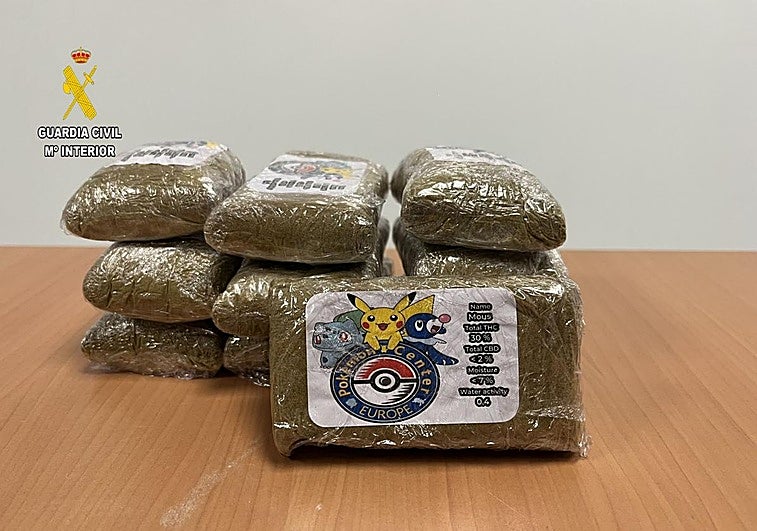 Detenido en la A-8 con un kilo de hachís en el maletero: el «fuerte olor» a marihuana en el coche alertó a los agentes