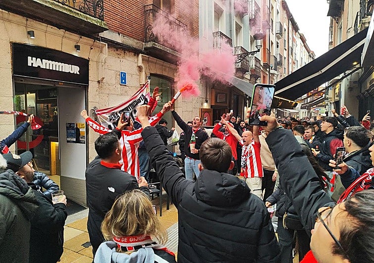 La 'Mareona' inunda Burgos para empujar al Sporting de Gijón hacia la remontada