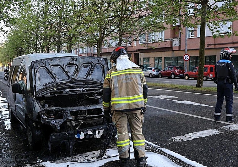 Un incendio calcina una furgoneta y causa daños en un coche aparcado en Gijón