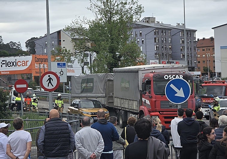 Una mujer resulta herida tras un aparatoso accidente entre un camión articulado y un coche en La Corredoria