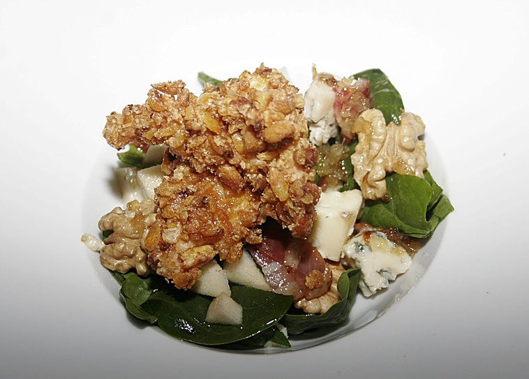 Ensalada de pollo crujiente, queso de La Peral y vinagreta de miel