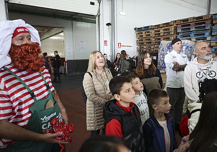 El 'Capitán Mareas' enseña a los niños el gusto por el consumo de pescado en la Rula de Avilés