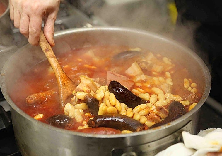 De fabada en Llanes a pinchos de autor en Navia: planes gastronómicos que invitan a recorrer Asturias
