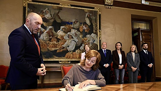 La presidenta del Congreso, recibida en la Junta General