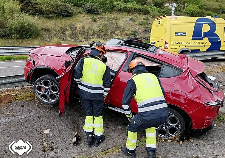 Tres personas heridas tras salirse de la vía y volcar con su coche en la A-8 en Colunga