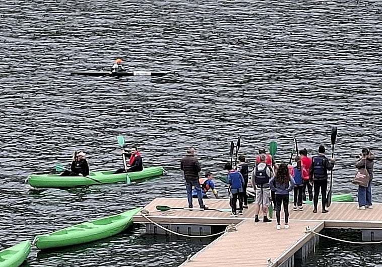 Las aguas del pantano de Tanes se preparan para la campaña lúdica con las piraguas