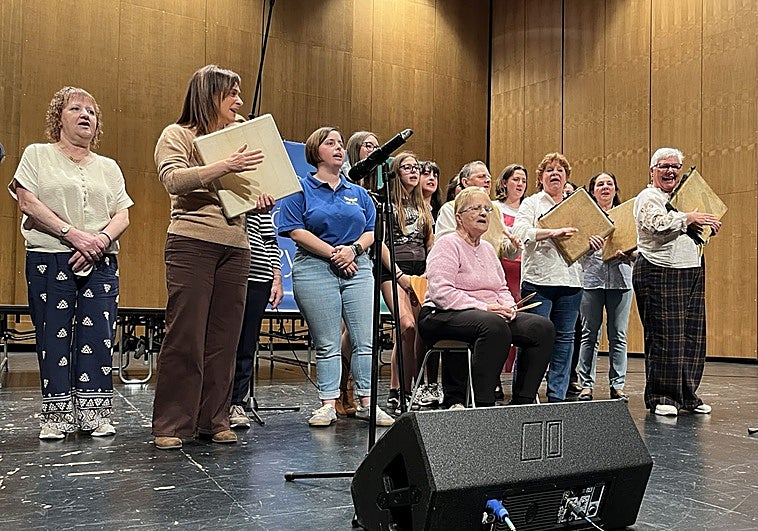 Un público entregado disfruta de la última final del concurso de asturianada de Siero