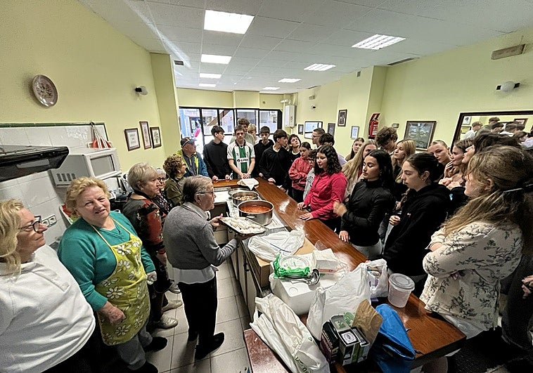 Las amas de casa de La Pola de Siero cocinan fabada para estudiantes checos