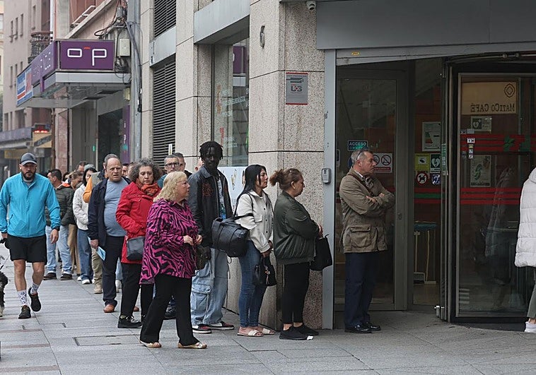 Colas en Asturias en el primer día de atención presencial para solicitar la regularización de imigrantes