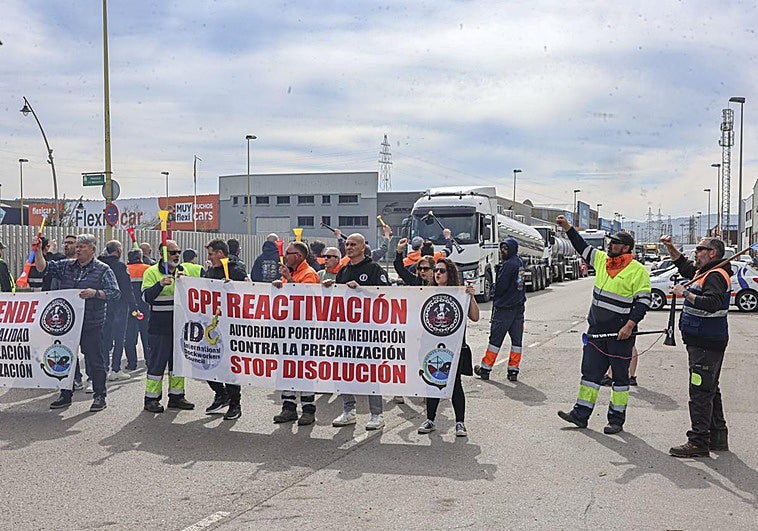 Estibadores y centro portuario se dan de margen hasta el viernes para negociar un acuerdo