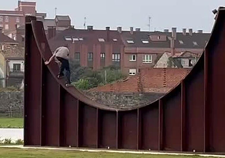 Utilizan las cunas siderúrgicas de Naval Azul de Gijón como pista de patinaje
