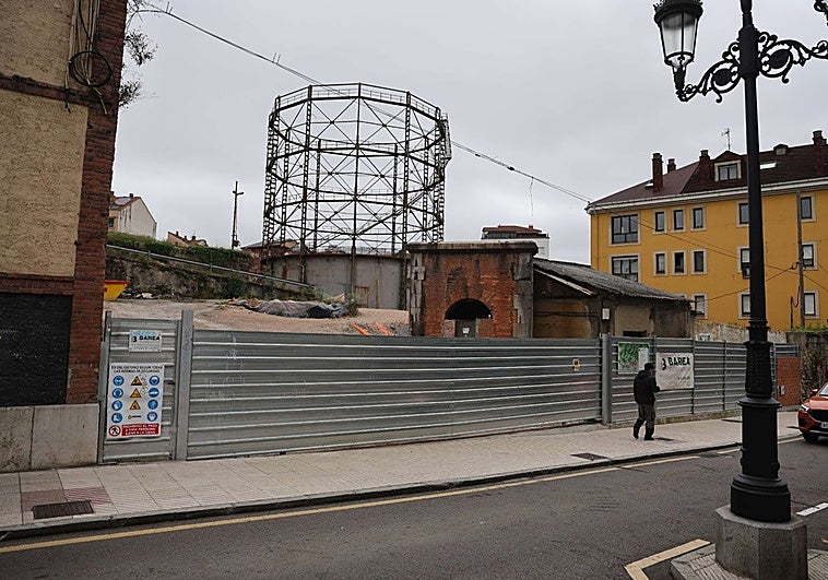 Las obras de la Fábrica de Gas de Oviedo sufren un frenazo a la espera de que se despeje el futuro de la marquesina