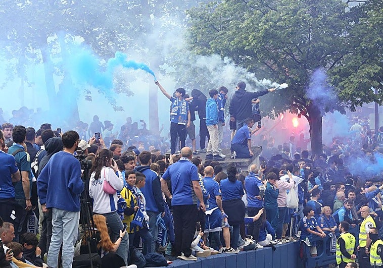 Recibimiento masivo de la afición azul al Real Oviedo en una jornada decisiva