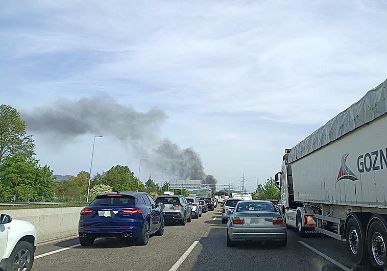 Importantes retenciones en la autopista 'Y' por el incendio de un camión