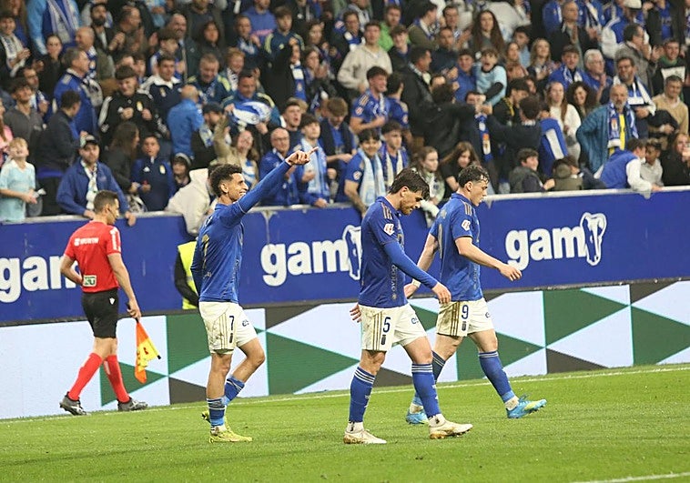 El Real Oviedo tira de épica para aferrarse a Primera