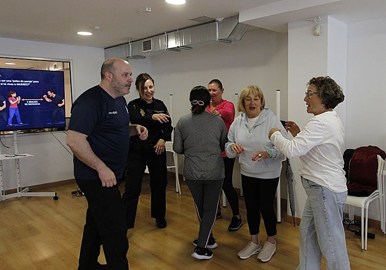La Policía Nacional instruye por primera vez en Gijón contra las actitudes machistas y a «romper con el ciclo de la violencia»