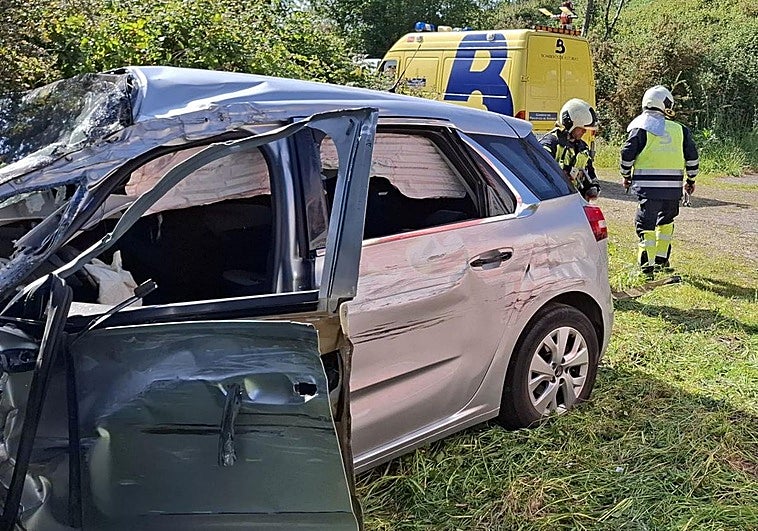 Una mujer y dos menores heridos tras chocar su vehículo contra un árbol en Navia
