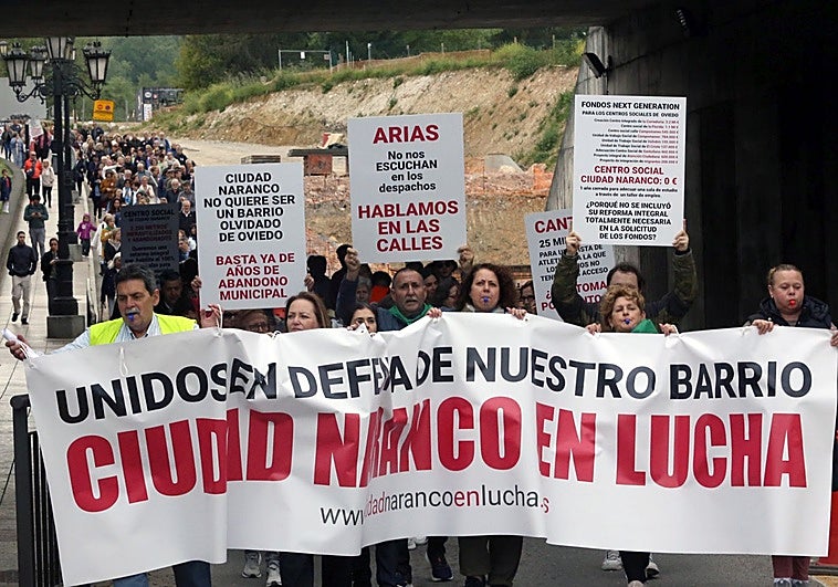 Vecinos de Ciudad Naranco salen a la calle para advertir del «abandono» del barrio