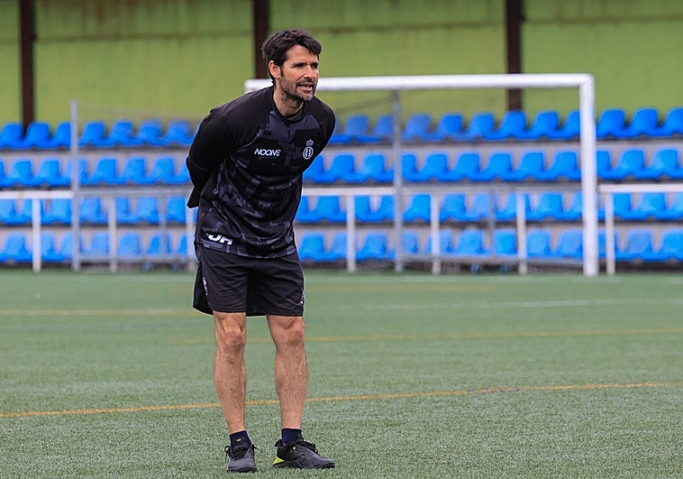Lolo Escobar, entrenador del Real Avilés, a por una victoria «de prestigio» en Ferrol