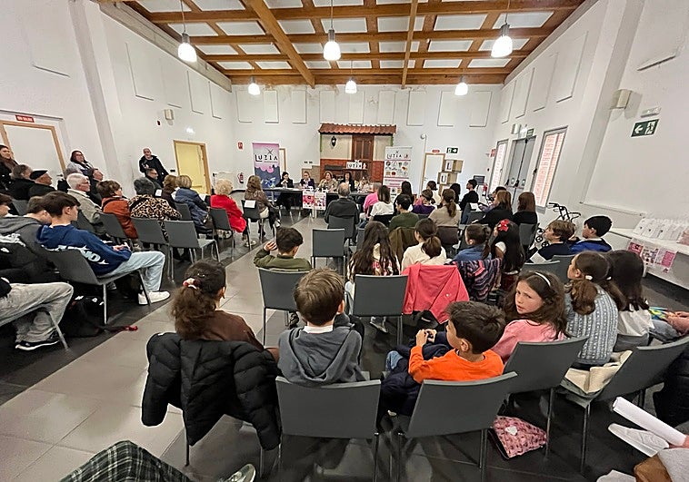 Escolares y mayores comparten experiencias en la primera Xunta de Sabios en Valdesoto