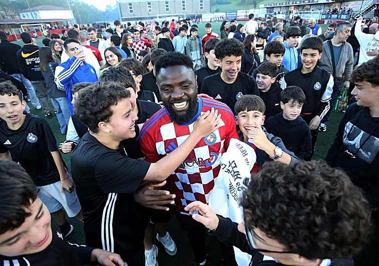 Estallido de emoción por el ascenso del Llanera a Segunda Federación: las fotos de la celebración en pleno campo