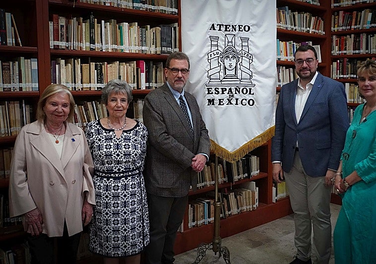 Barbón sacude el tablero político desde México: «Nuestros abuelos también eran menas»